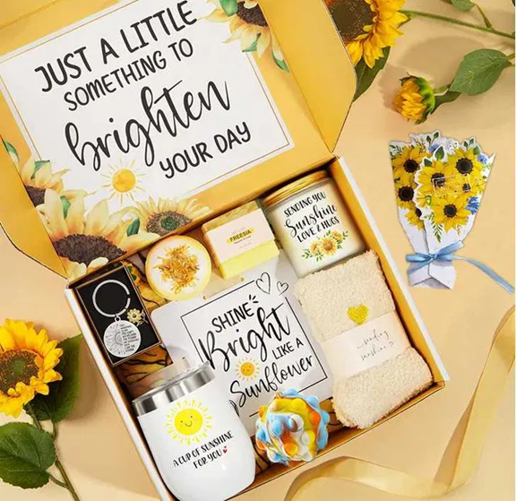 Подаръчен комплект за жена, 10 части, Одеало, Чаша, Бомбичка за вана, Ключодържател, Мъхести чорапи, Ароматна свещ, Спа,...