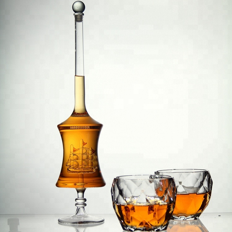 Комплект за уиски, стъклена бутилка 500мл , 2бр чаши x 200мл, дървен поднос, диспенсър за алкохол, корпоративен подарък ...